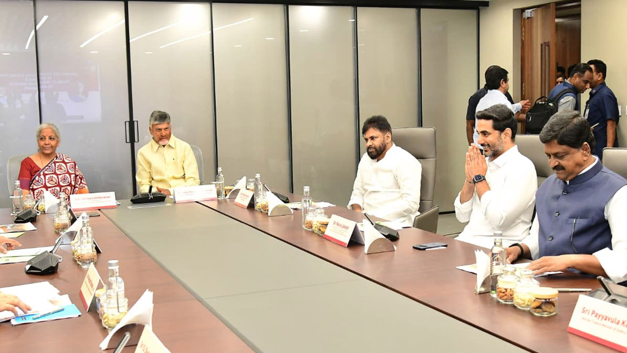 Nirmala Sitharaman: సీఆర్డీఏ కార్యాలయానికి కేంద్రమంత్రి నిర్మలా సీతారామన్.. సీఎం స్వాగతం