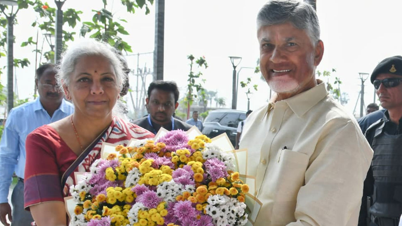 Nirmala Sitharaman: సీఆర్డీఏ కార్యాలయానికి కేంద్రమంత్రి నిర్మలా సీతారామన్.. సీఎం స్వాగతం