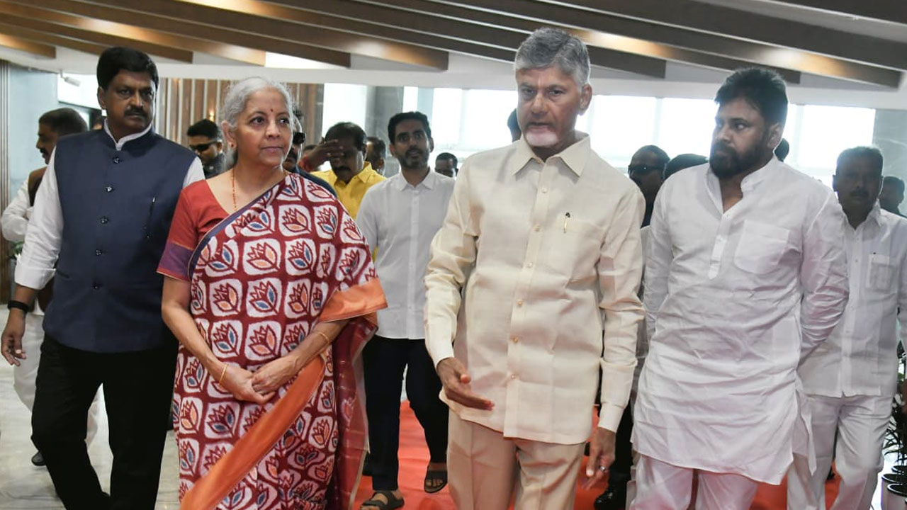 Nirmala Sitharaman: సీఆర్డీఏ కార్యాలయానికి కేంద్రమంత్రి నిర్మలా సీతారామన్.. సీఎం స్వాగతం