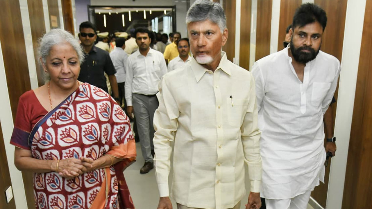 Nirmala Sitharaman: సీఆర్డీఏ కార్యాలయానికి కేంద్రమంత్రి నిర్మలా సీతారామన్.. సీఎం స్వాగతం