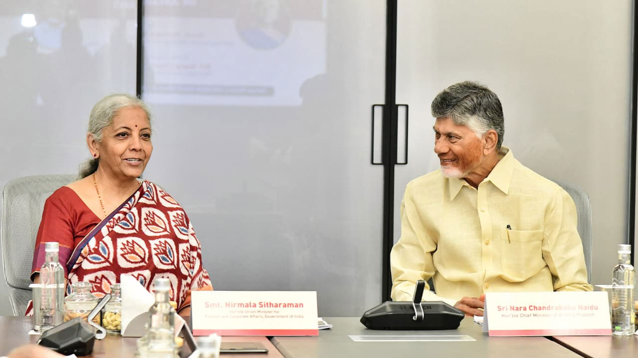 Nirmala Sitharaman: సీఆర్డీఏ కార్యాలయానికి కేంద్రమంత్రి నిర్మలా సీతారామన్.. సీఎం స్వాగతం