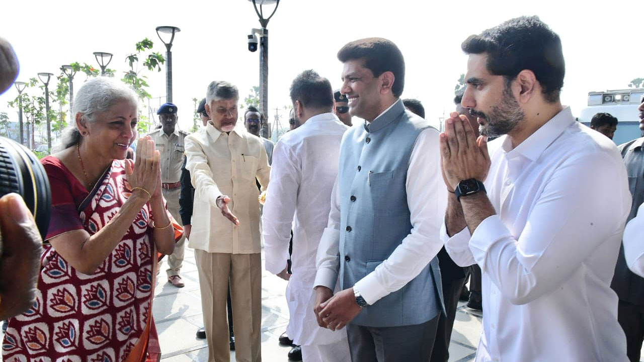 Nirmala Sitharaman: సీఆర్డీఏ కార్యాలయానికి కేంద్రమంత్రి నిర్మలా సీతారామన్.. సీఎం స్వాగతం