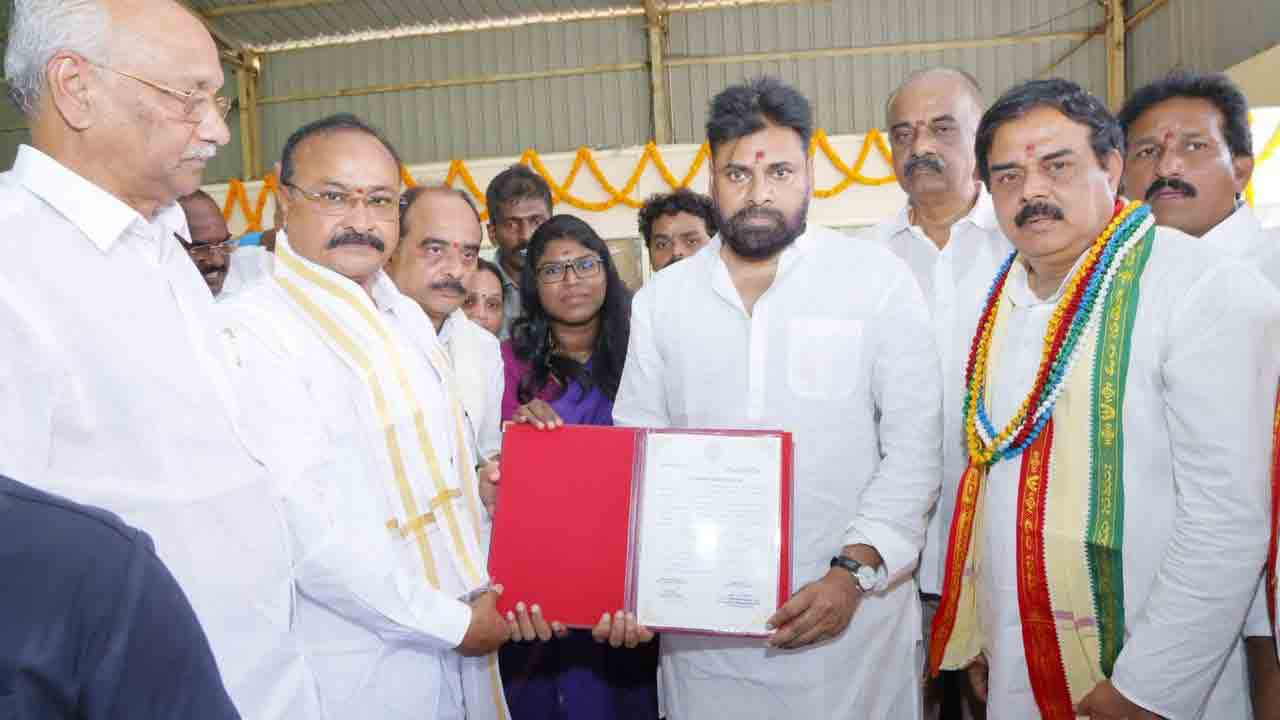 Deputy CM Pawan Kalyan: లక్ష్మీ నరసింహస్వామిని దర్శించుకున్న ఉపముఖ్యమంత్రి పవన్ కళ్యాణ్