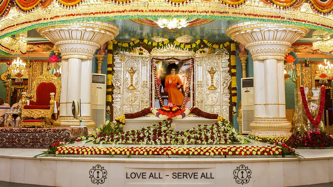 Puttaparthi Sathya Sai Baba: అంగరంగ వైభవంగా సత్య సాయి బాబా రథోత్సవం