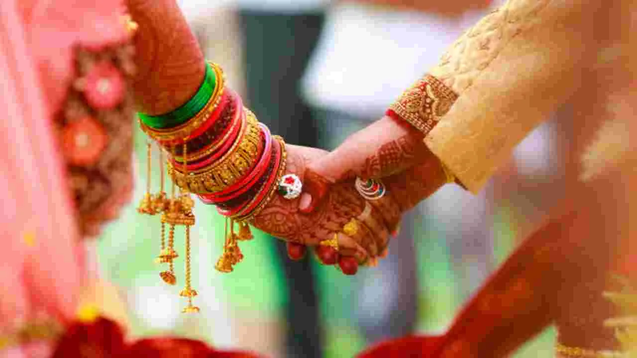 Marriages: అధికారులే అమ్మా.. నాన్న అయ్యారు..