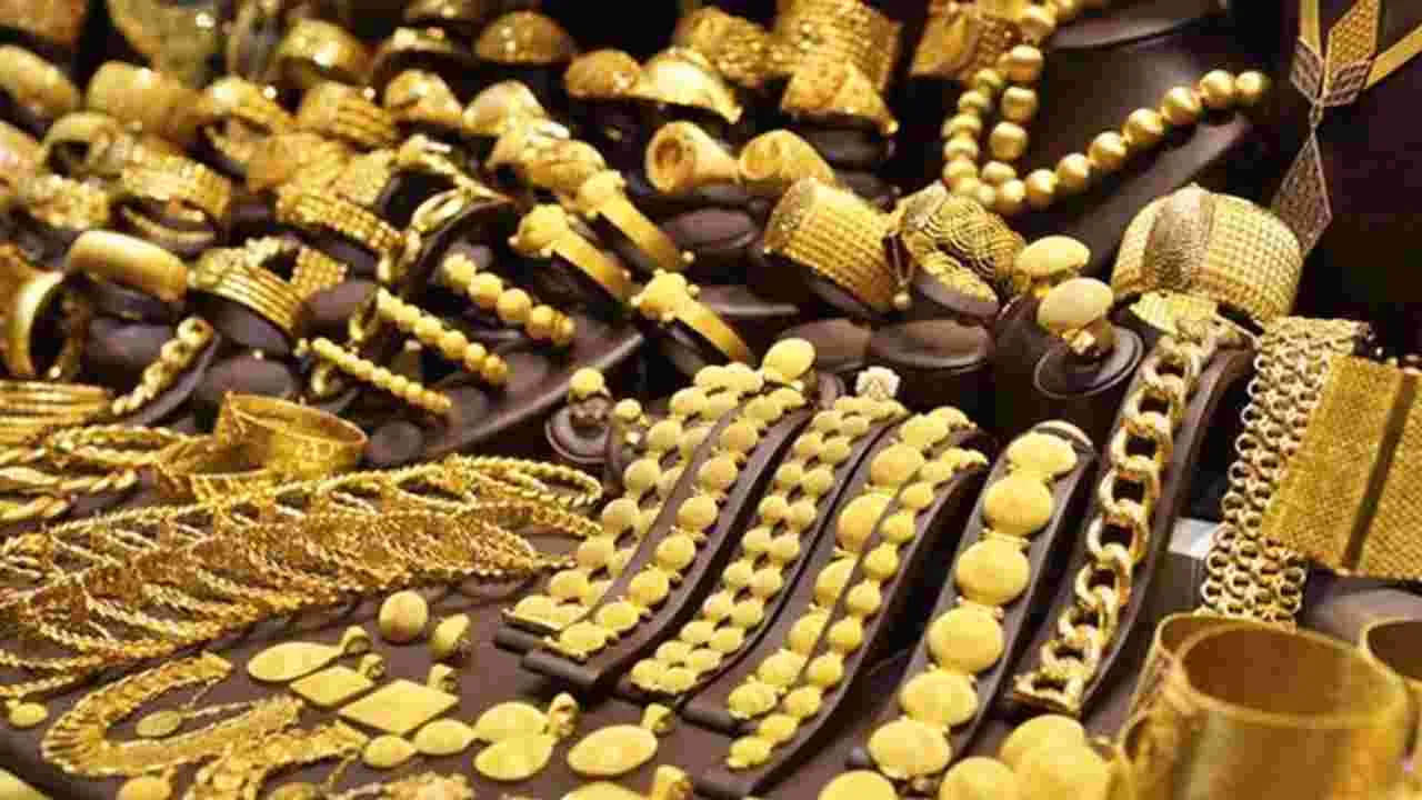 Bengaluru News: పెద్దల వద్దకు బంగారం బిస్కెట్ల పంచాయితీ..