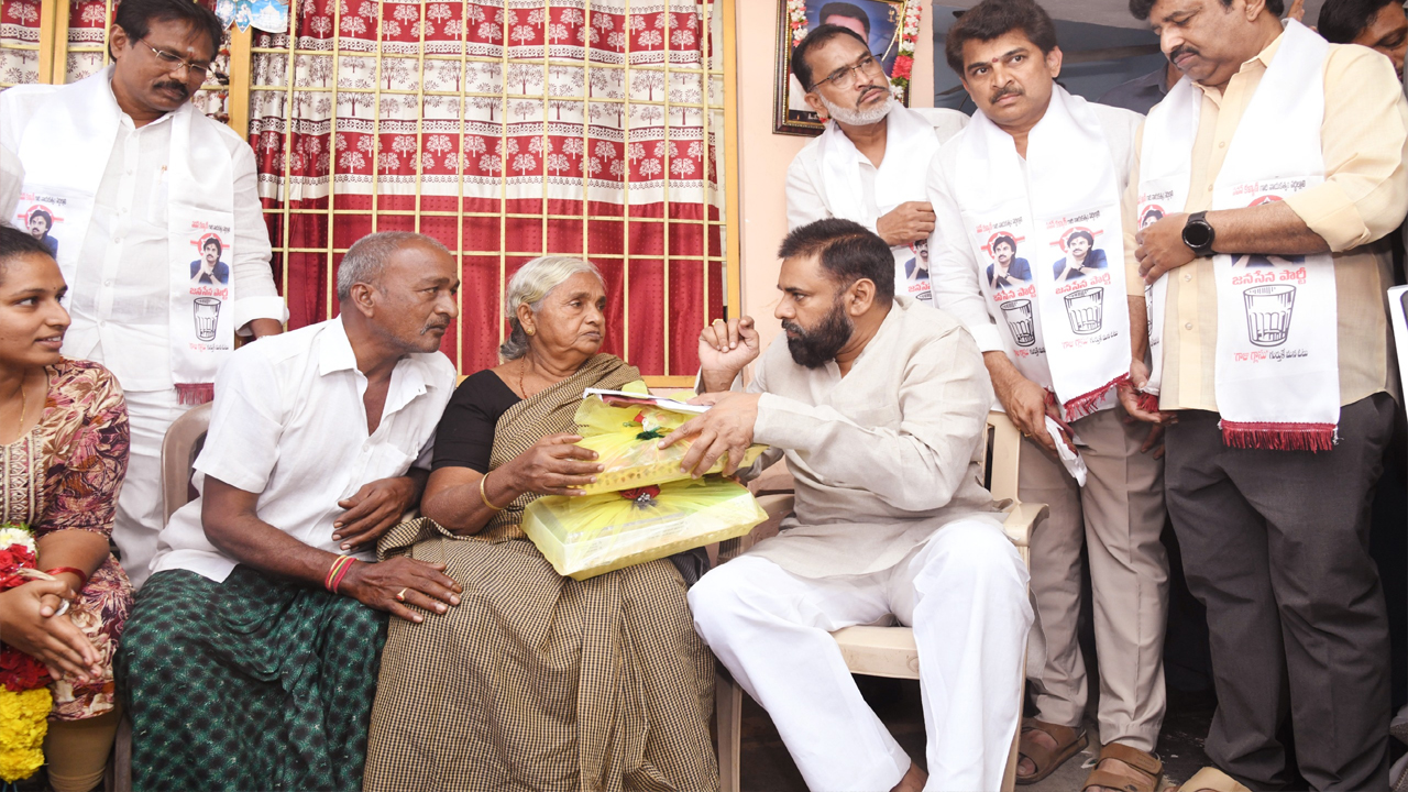 వృద్ధురాలికి ఇచ్చిన మాట.. నిలబెట్టుకున్న డిప్యూటీ సీఎం పవన్‌ 