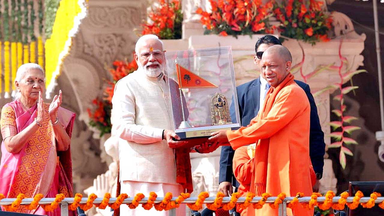 Ayodhya Balaram Temple: అయోధ్యలో కన్నుల పండువగా కాషాయ ధ్వజారోహణ.. హాజరైన పలువురు ప్రముఖులు