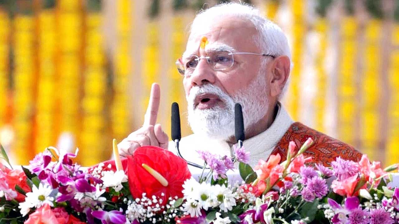 Ayodhya Balaram Temple: అయోధ్యలో కన్నుల పండువగా కాషాయ ధ్వజారోహణ.. హాజరైన పలువురు ప్రముఖులు