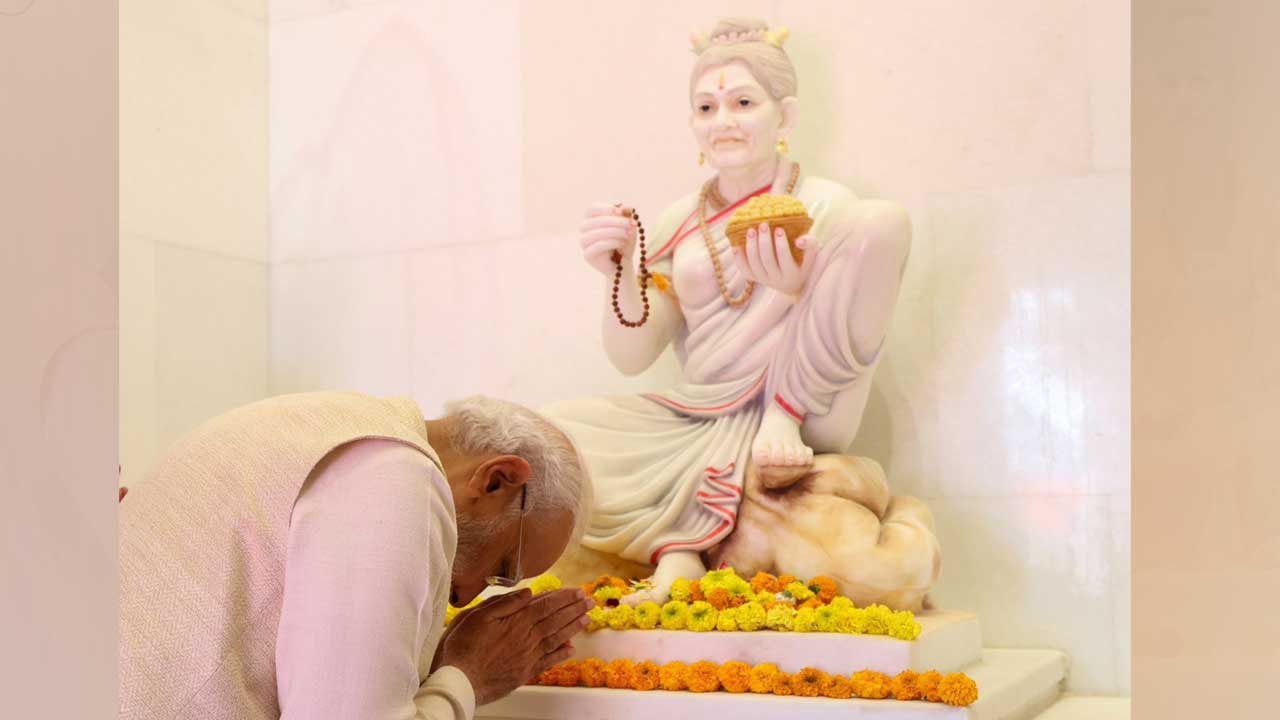 Ayodhya Balaram Temple: అయోధ్యలో కన్నుల పండువగా కాషాయ ధ్వజారోహణ.. హాజరైన పలువురు ప్రముఖులు