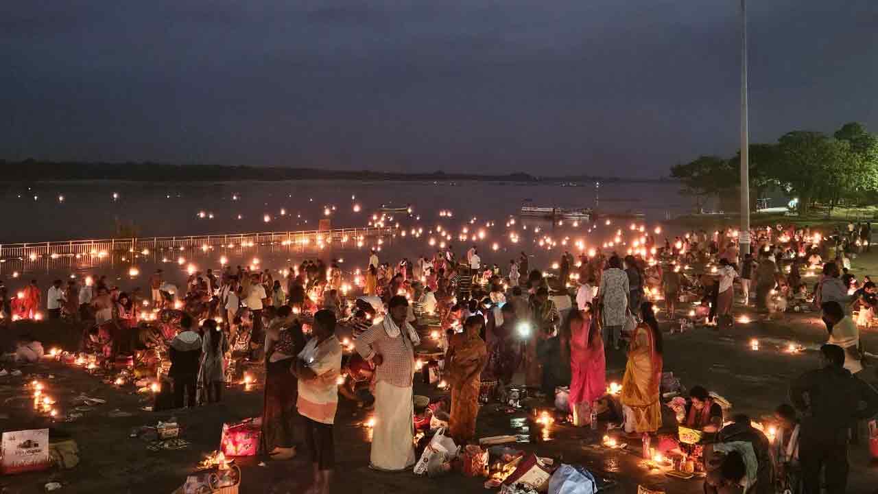 NTR District: పోలి పాడ్యమి.. పవిత్ర సంగమానికి పోటెత్తిన భక్తులు..