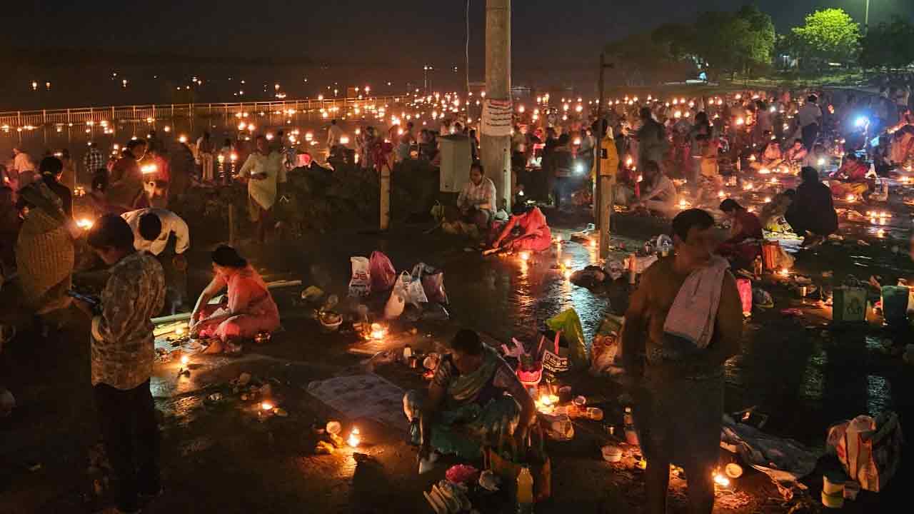 NTR District: పోలి పాడ్యమి.. పవిత్ర సంగమానికి పోటెత్తిన భక్తులు..