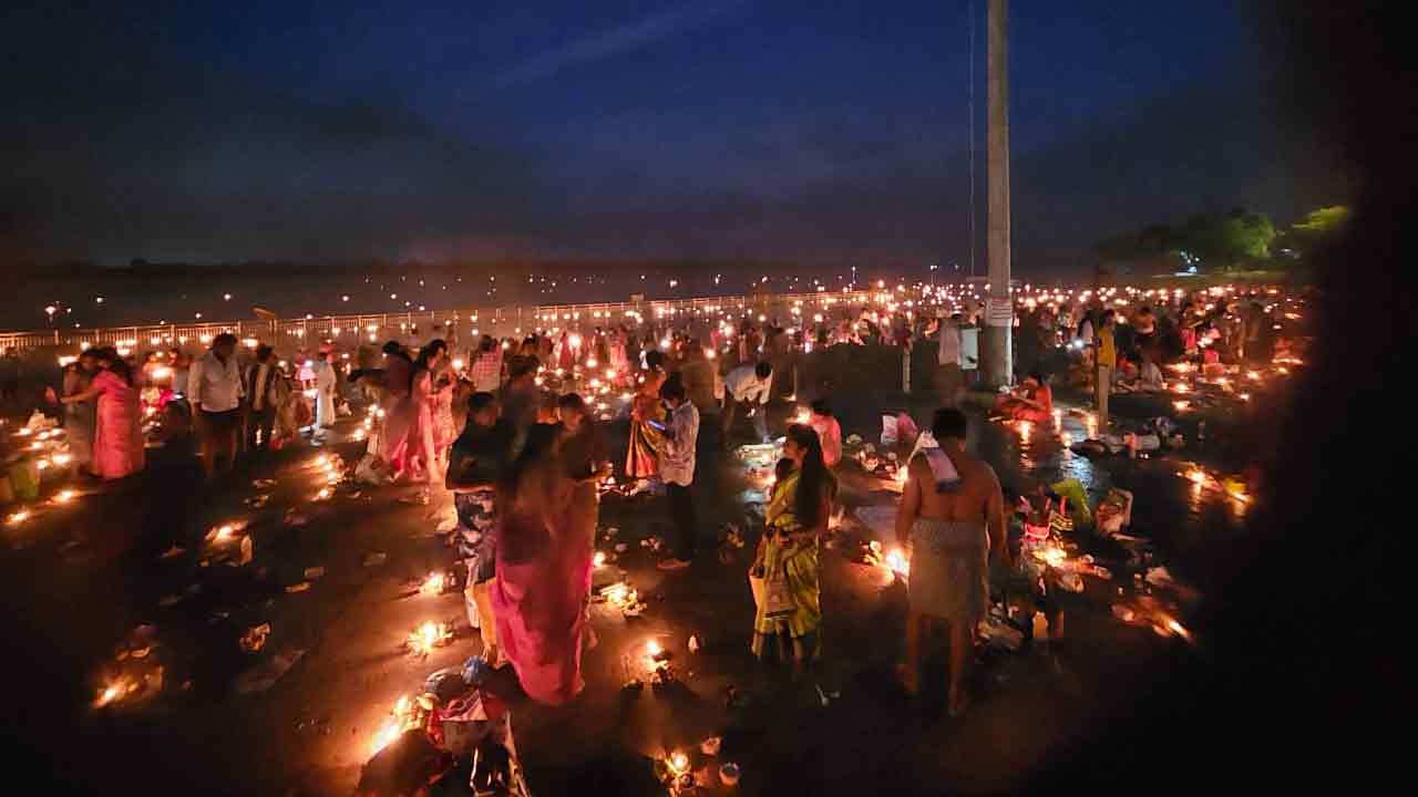 NTR District: పోలి పాడ్యమి.. పవిత్ర సంగమానికి పోటెత్తిన భక్తులు..