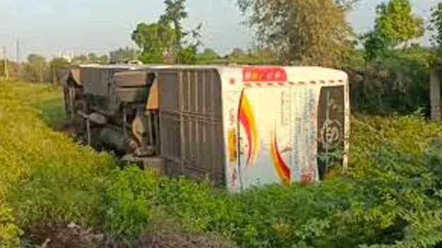 Sangareddy: ప్రైవేటు ట్రావెల్స్ బస్సు బోల్తా.. 36 మంది ప్రయాణికులు