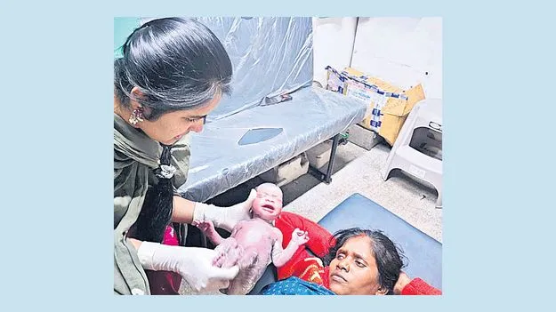 రైలులో ప్రయాణిస్తుండగా పురిటినొప్పులు