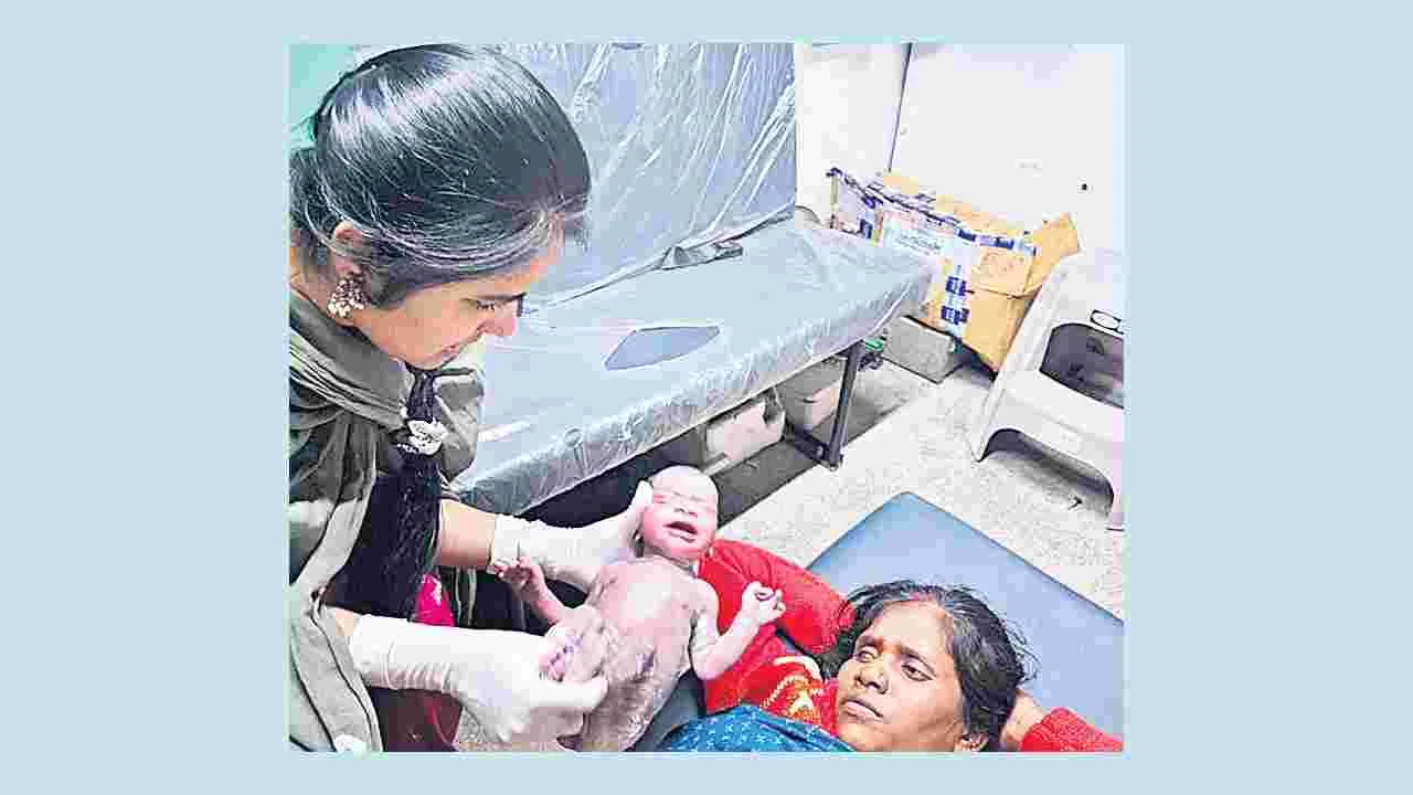 రైలులో ప్రయాణిస్తుండగా పురిటినొప్పులు