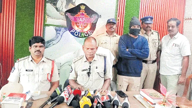 పెళ్లి పనులకు ఊరెళ్తే ఇల్లు గుల్ల