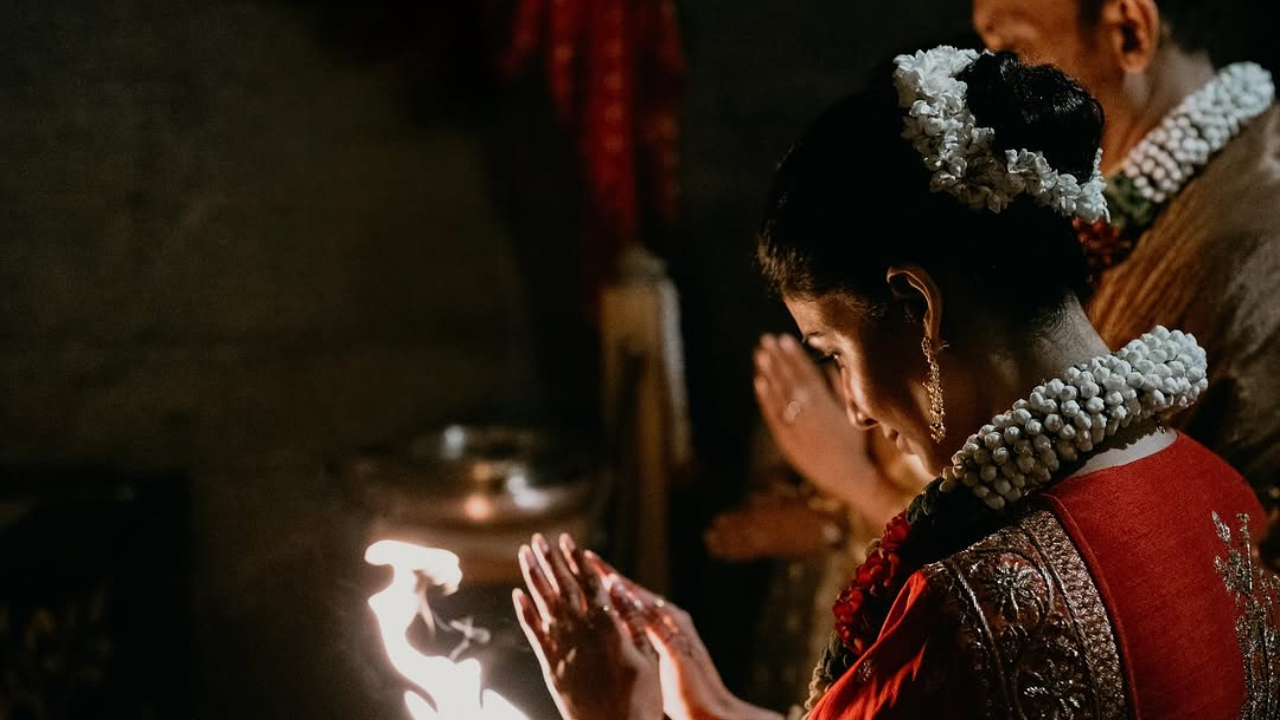 వివాహ బంధంతో ఒక్కటైన సమంత - రాజ్.. పెళ్లి  ఫొటోలు ఇవే