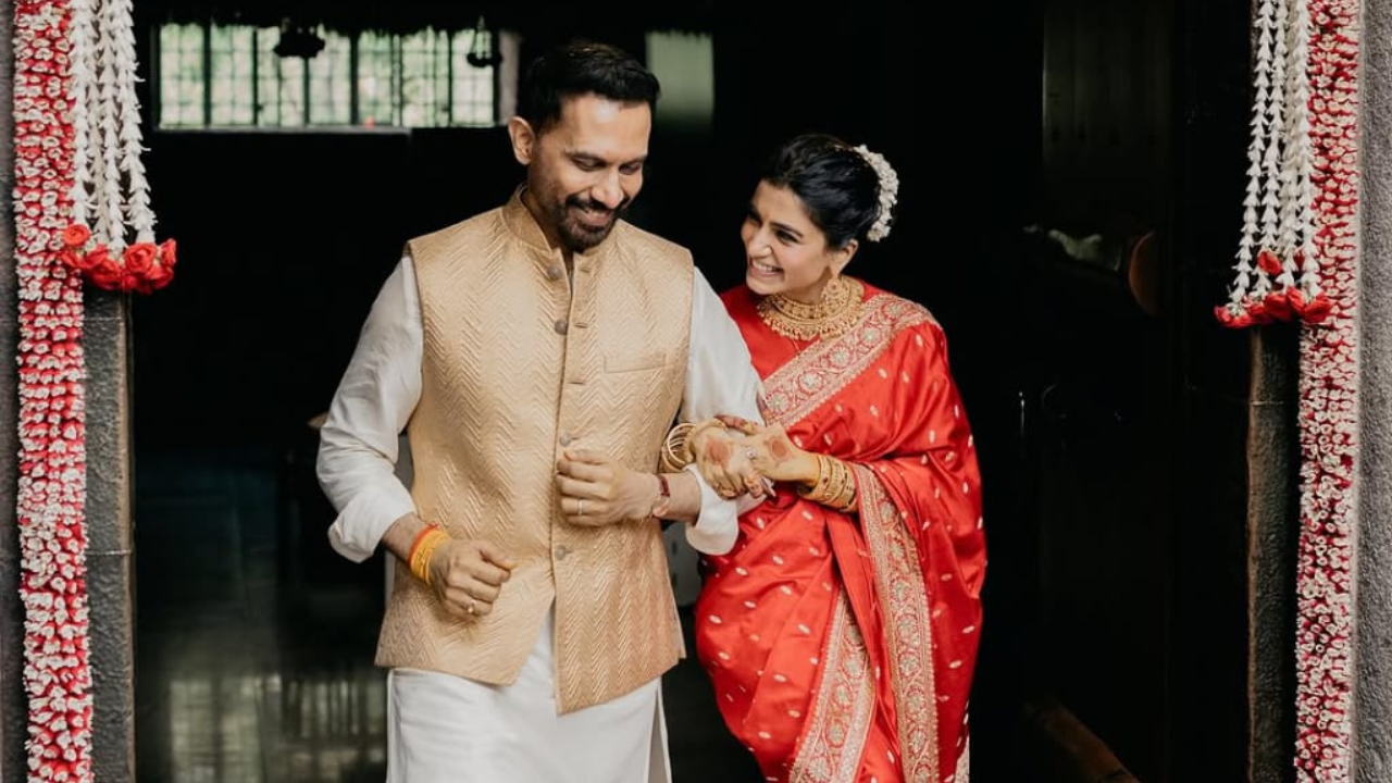 వివాహ బంధంతో ఒక్కటైన సమంత - రాజ్.. పెళ్లి  ఫొటోలు ఇవే