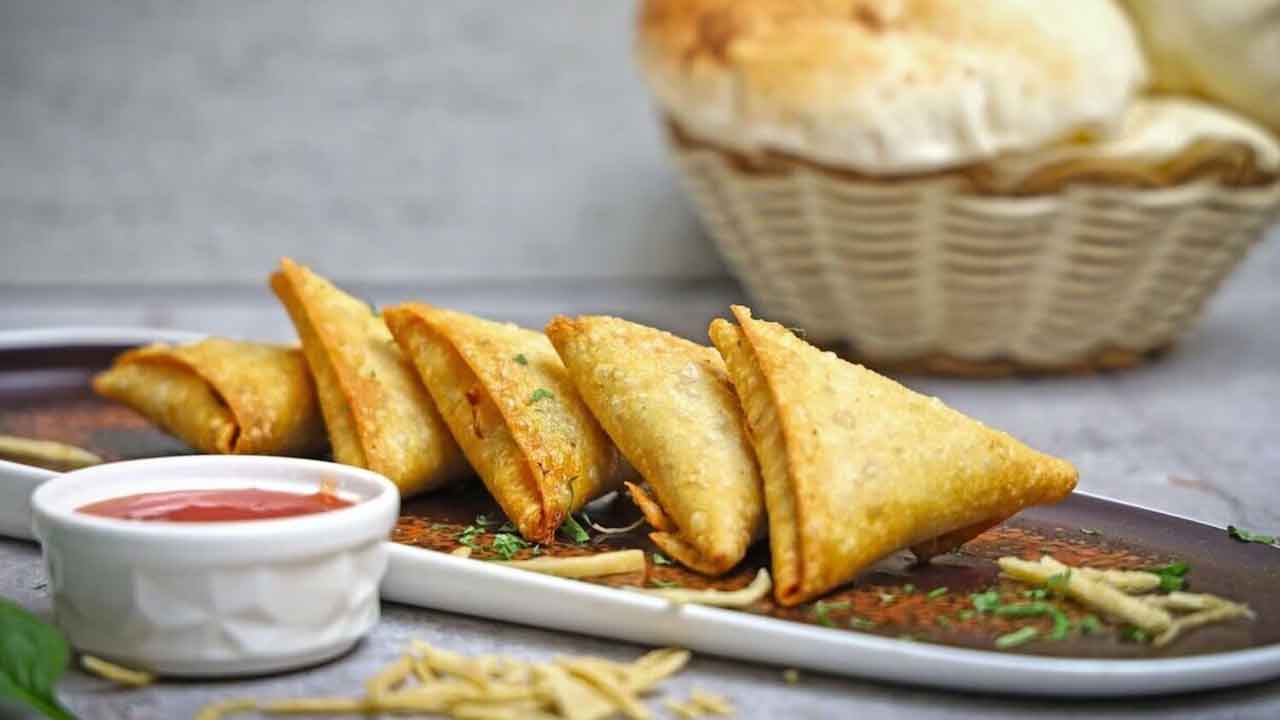 Samosas: సమోసాలను త్రిభుజాకారంలోనే ఎందుకు తయారు చేస్తారు.. సమాధానం తెలిస్తే ఆశ్చర్యపోవాల్సిందే.. 
