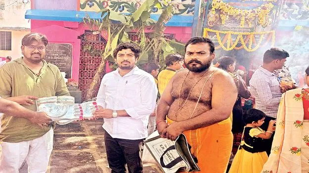  కోసిగయ్య స్వామికి వెండి పాదుకలు బహూకరణ