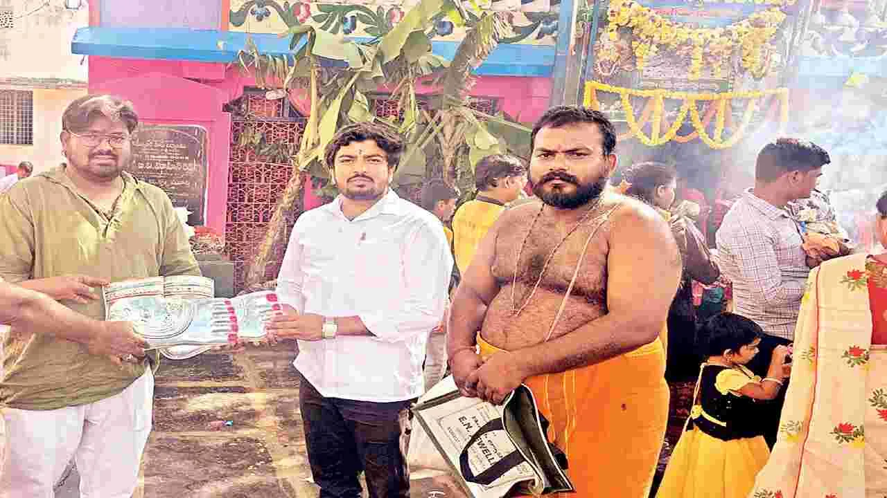 కోసిగయ్య స్వామికి వెండి పాదుకలు బహూకరణ