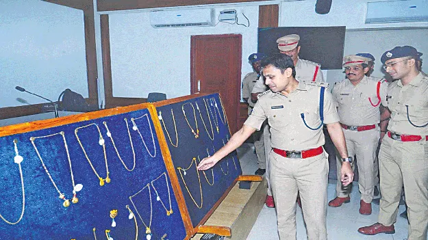 చైన్‌స్నాచర్లు... చిక్కారు!