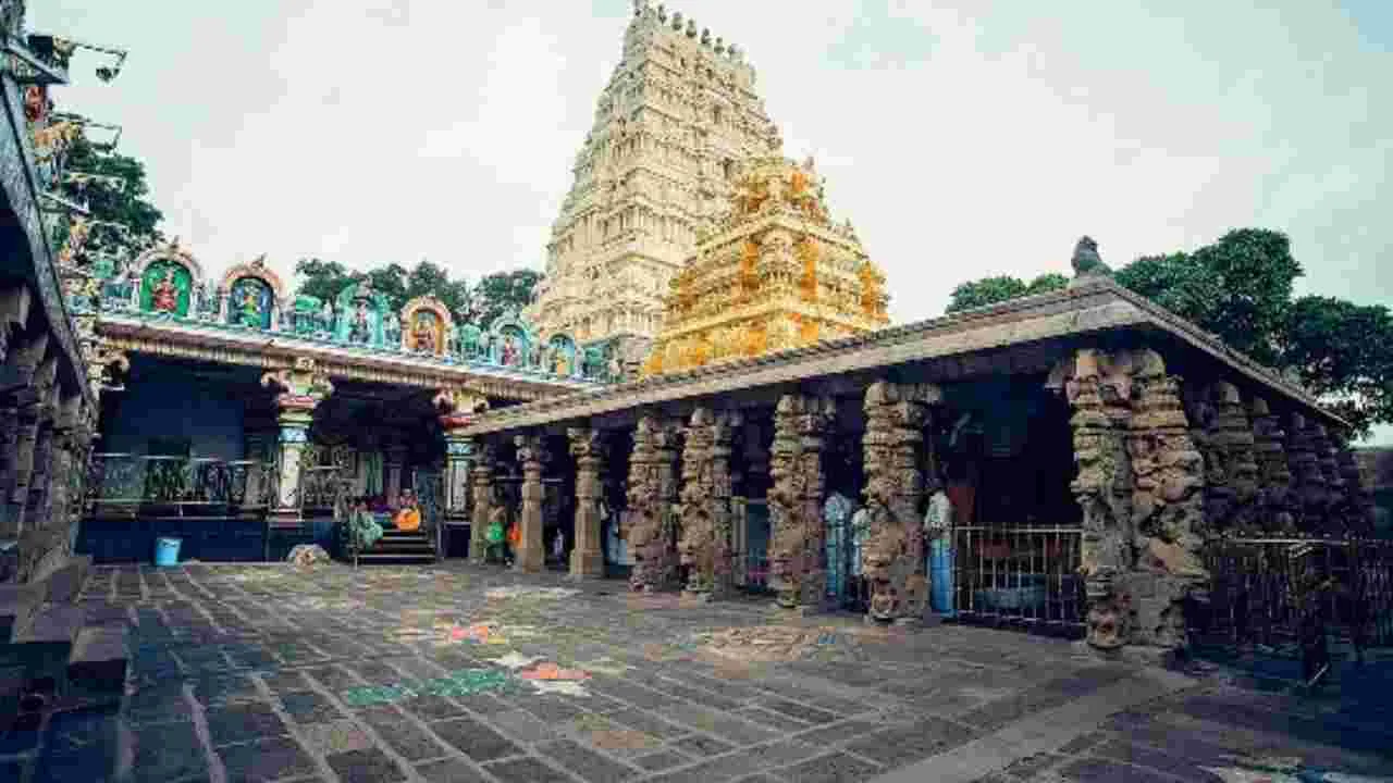 Srisailam temple: న్యూఇయర్ వేడుకల పేరుతో హంగామా.. శ్రీశైలం సిబ్బంది వీడియో వైరల్
