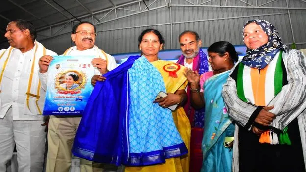 నేతన్నలకు ’సిరి’ నవ్వులు