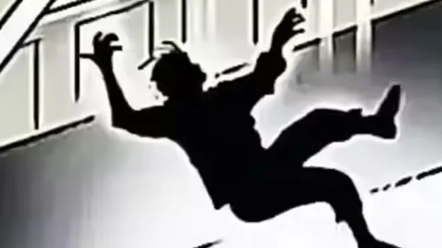 Tirupati: కాలేజ్‌ భవనంపై నుంచి కిందపడ్డ విద్యార్థి.. పరిస్థితి విషమం