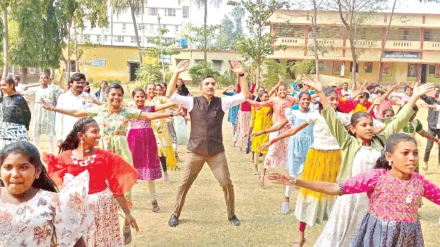   Students విద్యార్థులతో మమేకమై..