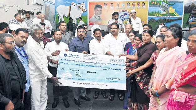 మత్స్యకారుల ఆర్థికాభివృద్ధికి కృషి