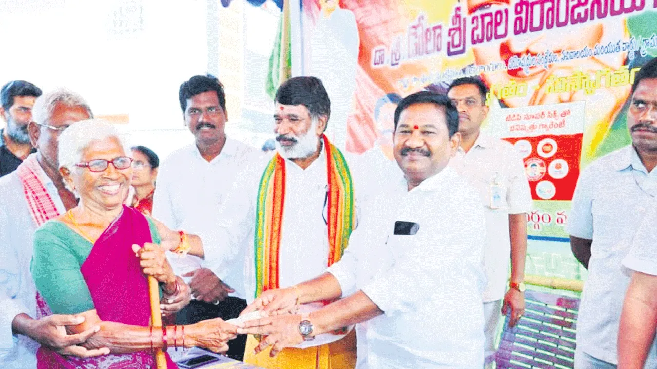 ఇంటింటికీ వెళ్లి... యోగక్షేమాలు విచారించి