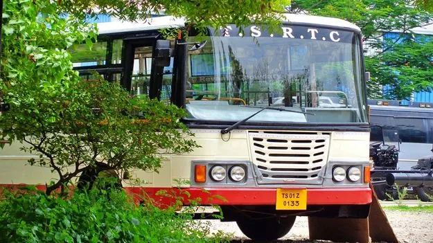 TGSRTC: ఆర్టీసీ బస్సు ఢీకొని దంపతులు మృతి