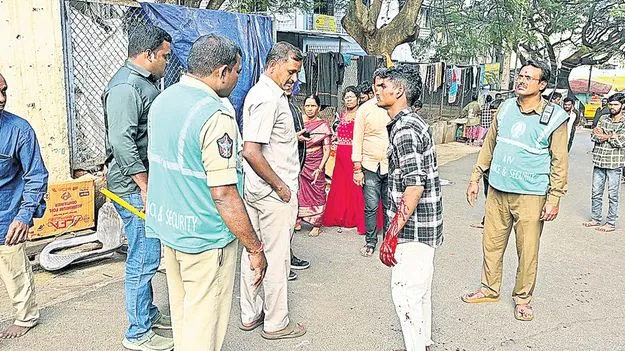 Tirumala: తిరుమలలో యువకుడి హల్‌చల్‌ 