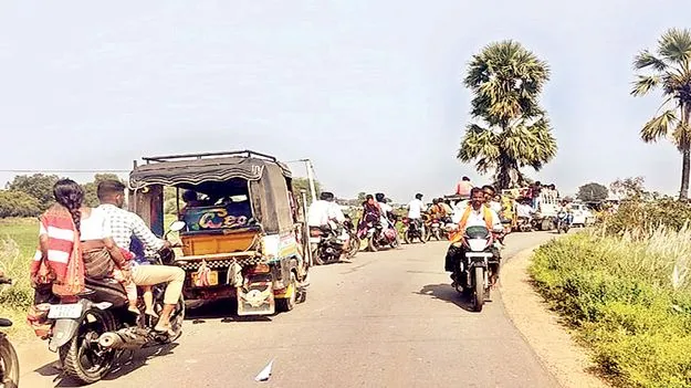 జుమాలదిన్నెలో ట్రాఫిక్‌ జామ్‌