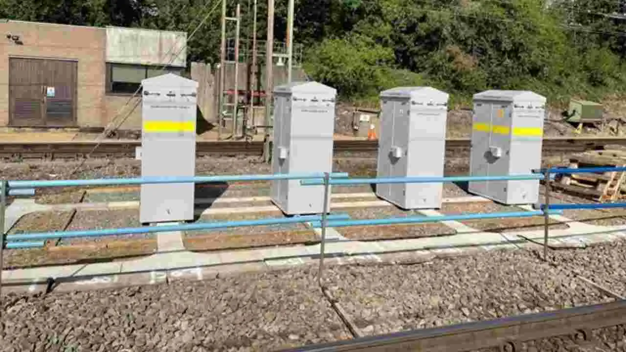 Railway track silver box: రైలు పట్టాల పక్కన సిల్వర్ పెట్టెలు ఎందుకుంటాయి.. వీటి ఉపయోగం ఏంటి..