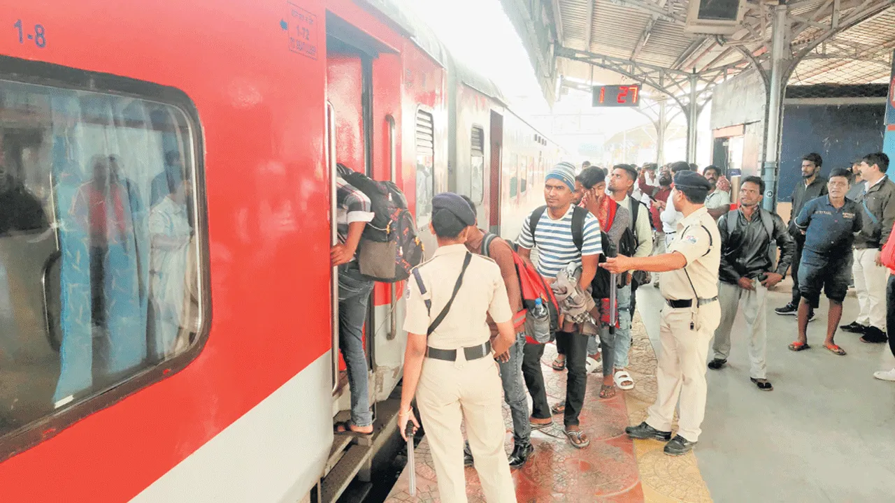 ఎర్నాకుళం ఎక్స్‌ప్రెస్‌లో మంటలు.. సామర్లకోటకు ప్రయాణికులు..