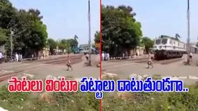 Watch Viral Video: వెంట్రుకవాసిలో బతికిపోయాడు.. ఫోన్ ఎంత పని చేసిందో చూడండి.. 