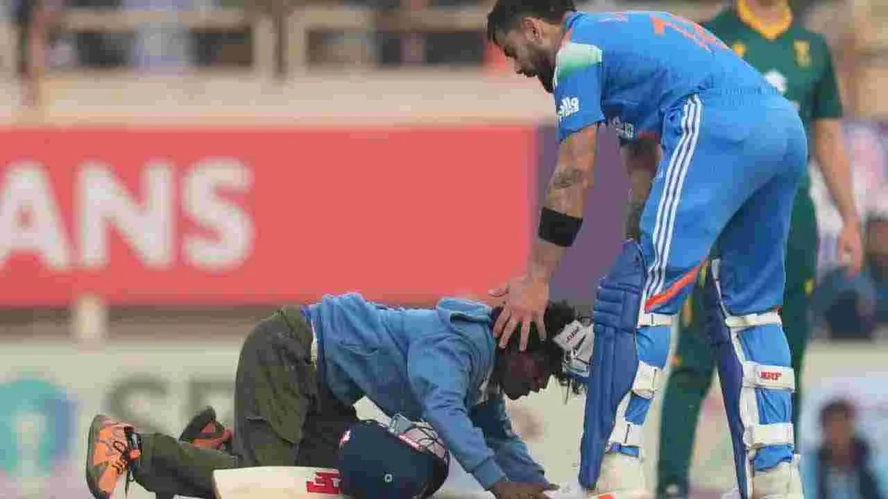 Virat Kohli: రాంచీ వన్డేలో షాకింగ్ ఘటన.. విరాట్ కాళ్లపై పడిపోయిన అభిమాని