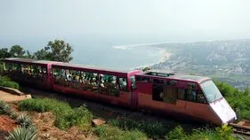 Visakhapatnam: తృటిలో ప్రమాదం తప్పిందిగా.. వెనక్కి జారిన ట్రైన్