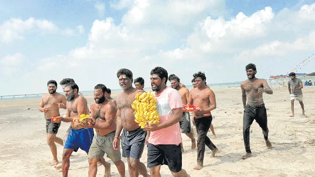 గోదావరి మధ్యలో మత్స్యకారుల పూజలు