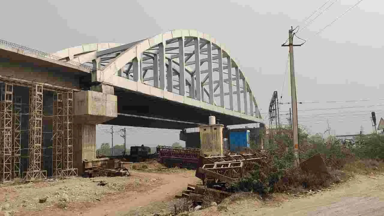 రైల్వే గేటు కష్టాలు తీరేదెప్పుడు?