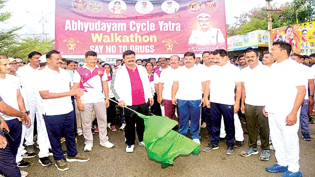 A dark future with drugs మాదక ద్రవ్యాలతో భవిష్యత్‌ అంధకారం