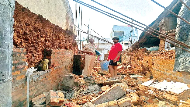 గోడ కూలి మహిళా కార్మికురాలి మృతి