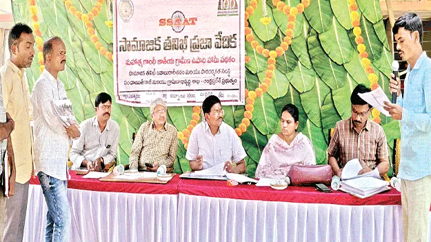 కూలీలందరికీ పనులు కల్పిస్తాం