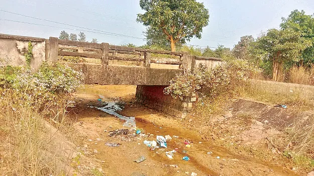   గోడలు బీటలు వారి..ఇనుప ఊచలు తుప్పుపట్టి