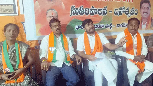 భూ ఆక్రమణకు పాల్పడుతున్న తహసీల్దార్‌ 