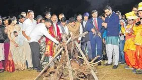 Sankranti Celebrations at Delhi University: ఢిల్లీ వర్సిటీలో భోగి మంటలు, పిండి వంటలు
