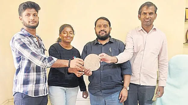 IIT Student Innovates: కలుపు మొక్కలతో కాగితం తయారీ 